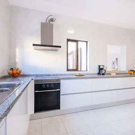 Villa In Albufeira Near Sea Beach *